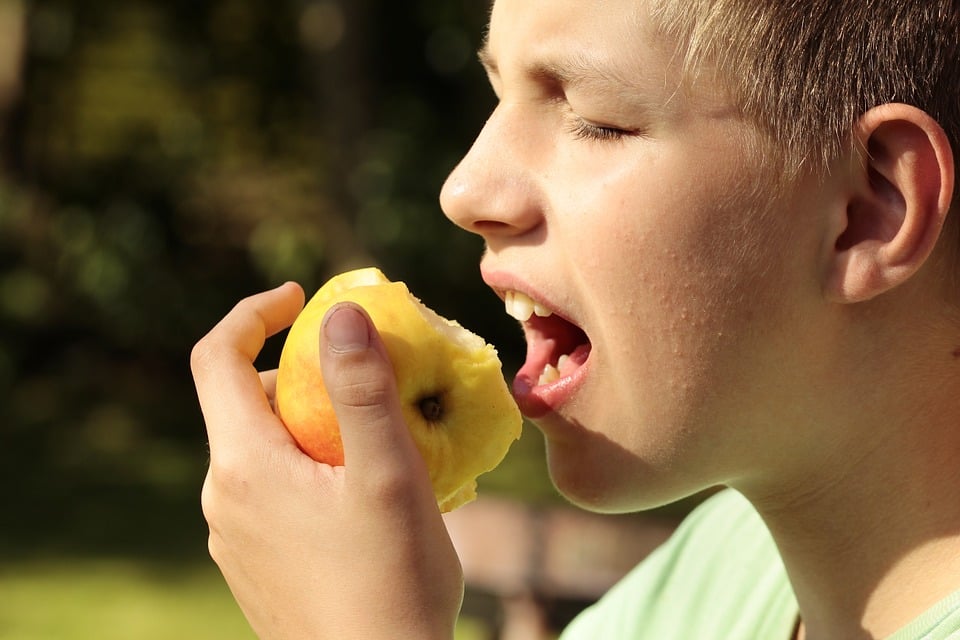 eating apple 