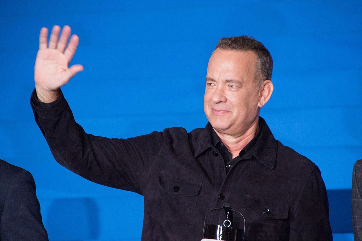 tom hanks waving