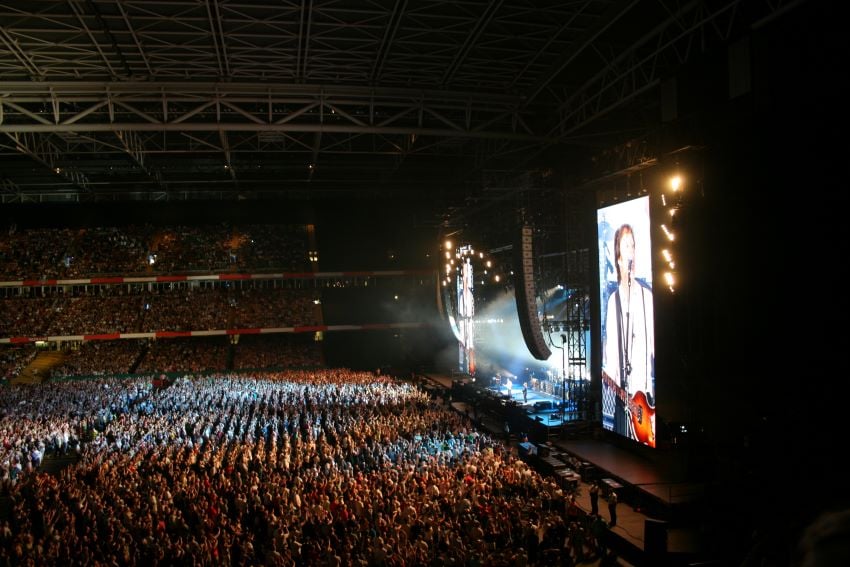 paul mccartney performing at dodgers stadium