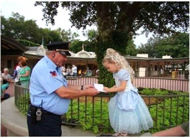 Security guard asks for the autograph of child in princess dress