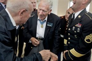 Francis Currey, center, at the 2009 Medal of Honor convention in Chicago