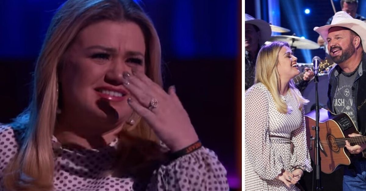 Garth Brooks serenaded Kelly Clarkson and made her tear up
