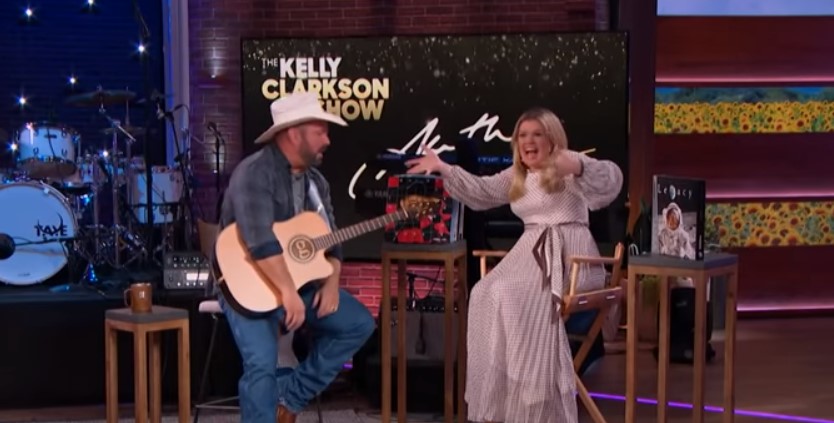 garth brooks serenading kelly clarkson on her talk show