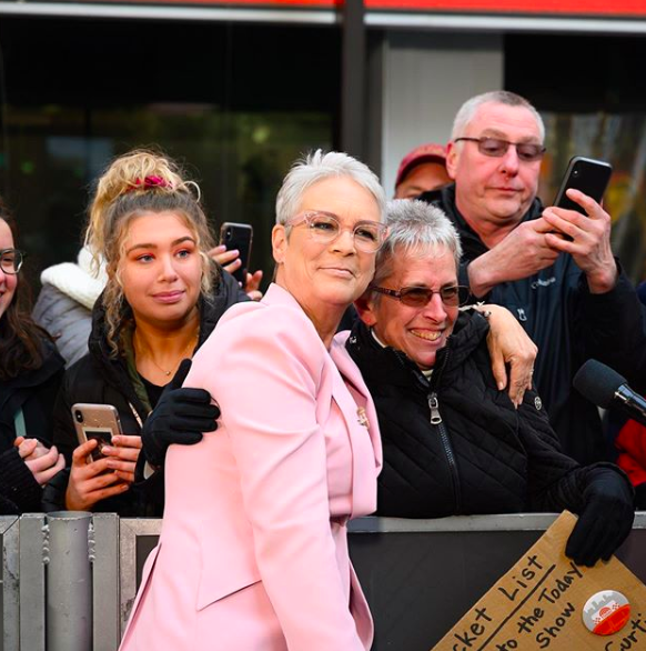 jamie lee curtis brings hoda kotb to tears