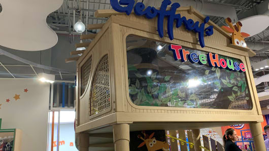 new toys r us store first look