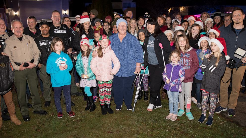 One Teacher Is Fighting Cancer, So Students Show Up Singing Christmas Carols On Her Front Lawn