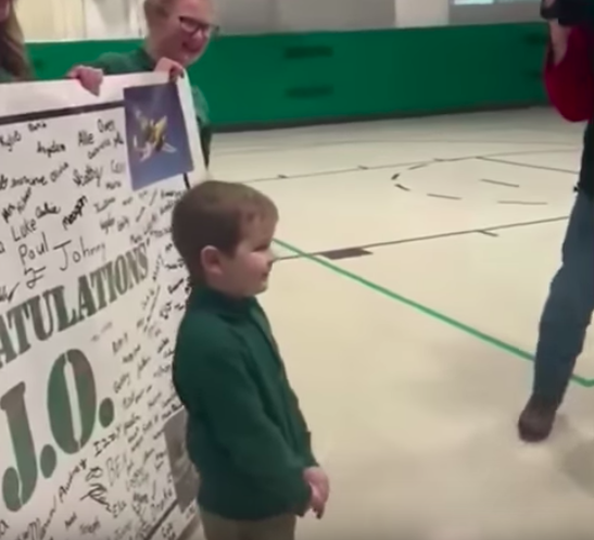 6 year old john oliver zippay gets standing ovation from classmates after he beats cancer