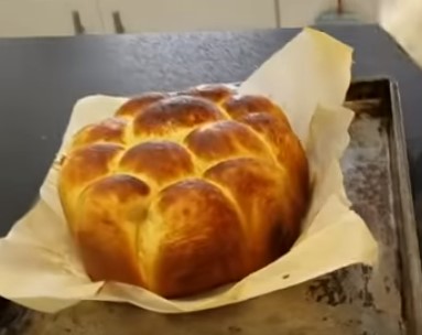 dinner rolls ready to eat