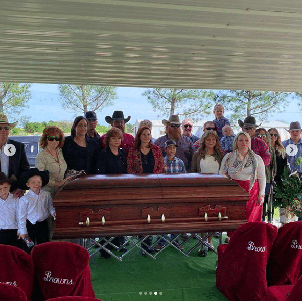 reba mcentire shares photos from moms funeral