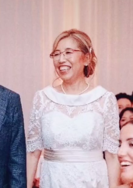 mom wearing white wedding gown at daughters wedding