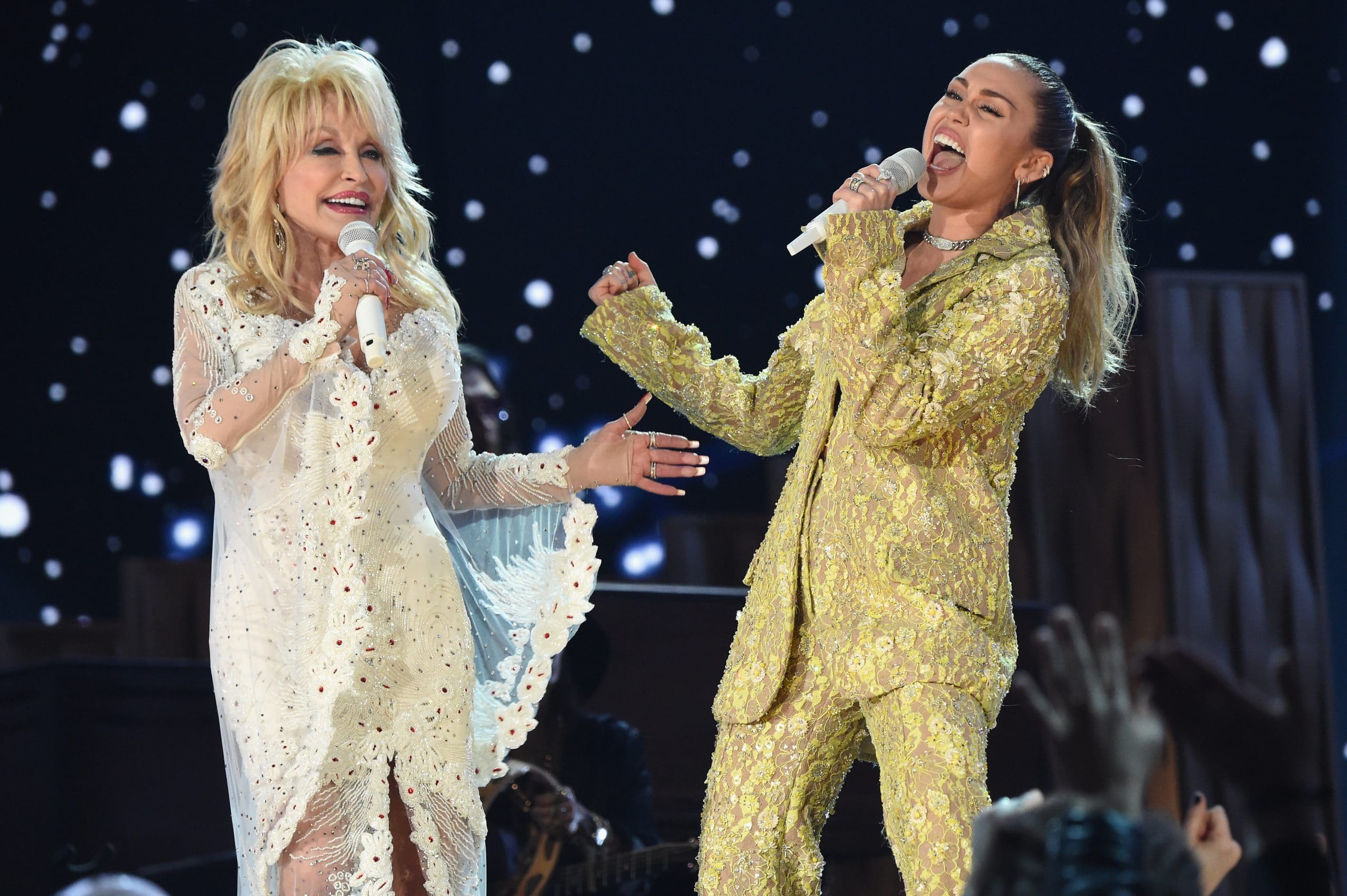 dolly parton performing with miley cyrus