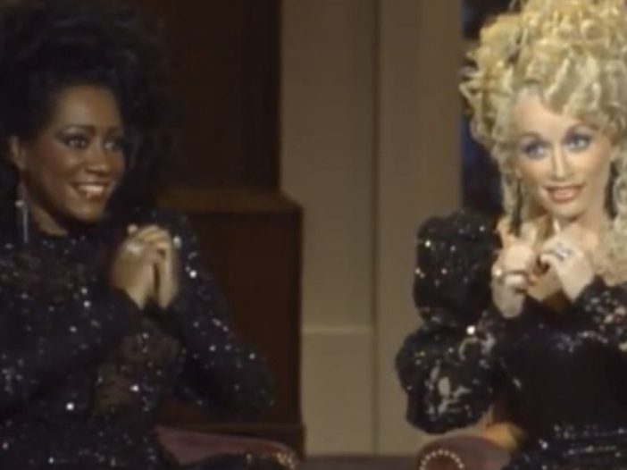 Dolly Parton and Patti LaBelle make music with their nails