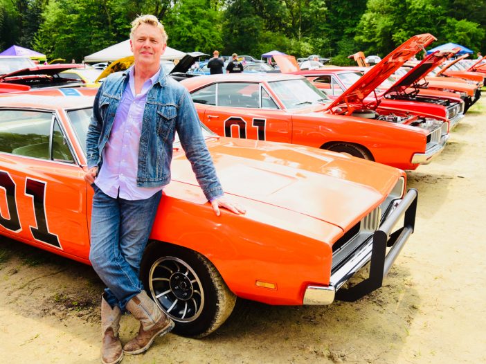 john-schneider-with-the-general-lee-in-the-dukes-of-hazzard